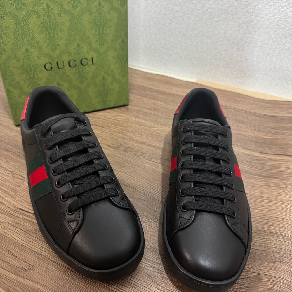 Gucci Women’s Black Sneakers with Red and Green Stripes